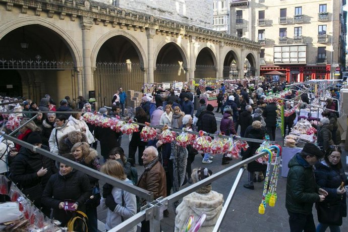Archivo - Mercadillo de San Blas en Pamplona.