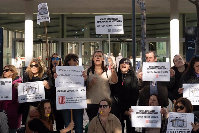 Educadores sociales de centros de justicia juvenil protestan en Barcelona por la "falta de condiciones laborales" en su sector.