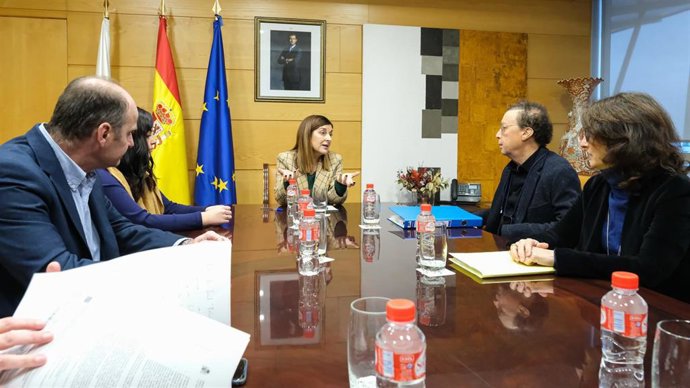 La presidenta del Gobierno de Cantabria, María José Sáenz de Buruaga, con representantes de la Asociación Cántabra de Afectados por la Ley de Costas