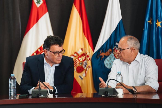El consejero de Política Territorial, Cohesión Territorial y Aguas del Gobierno de Canarias, Manuel Miranda, y el presidente del Cabildo de La Gomera, Casimiro Curbelo