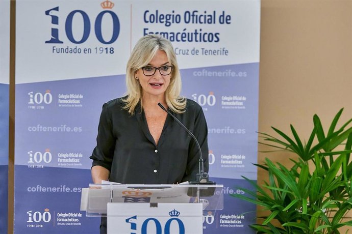 Archivo - La Consejera de Sanidad del Gobierno de Canarias, Esther Monzón, durante su intervención en el acto institucional de bienvenida a los nuevos miembros del Colegio Oficial de Farmacéuticos de Santa Cruz de Tenerife
