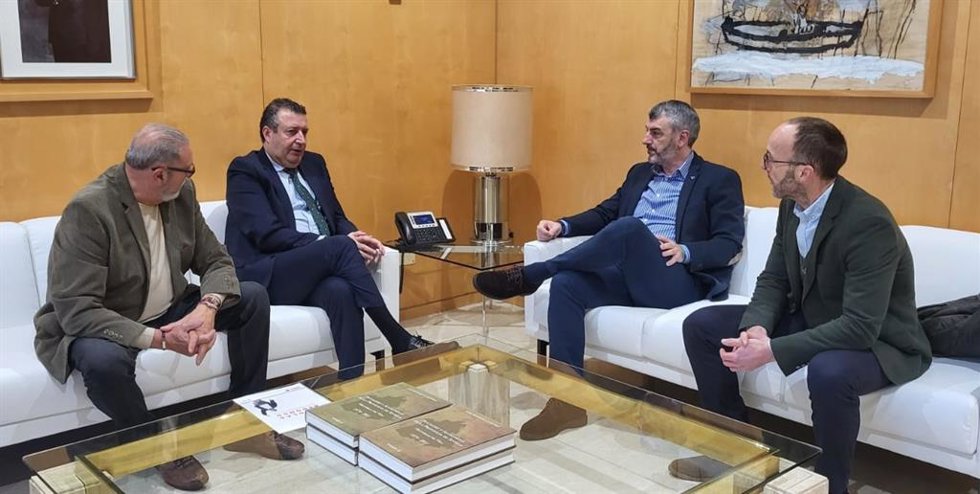 El presidente de la Diputación y el secretario general de UGT-A celebran su primer encuentro institucional.