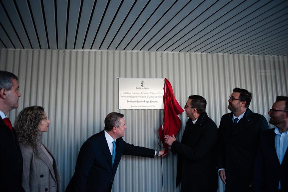 El presidente de Castilla La Mancha, García-Page inaugura las nuevas instalaciones del IESO El Lago de Seseña. Durante la visita, diversas madres y padres protestaron por la calidad de la infraestructura y la falta de medios que sufre el centro educativo