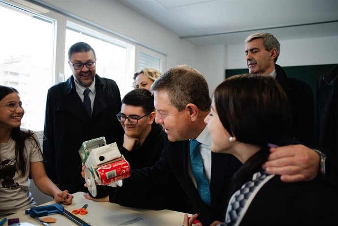 El presidente de Castilla La Mancha, García-Page inaugura las nuevas instalaciones del IESO El Lago de Seseña. Durante la visita, diversas madres y padres protestaron por la calidad de la infraestructura y la falta de medios que sufre el centro educativo