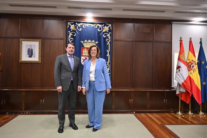 Mañueco traslada a la presidenta de la FRMP su voluntad de seguir mejorando la vida en los 2.248 municipios de CyL.