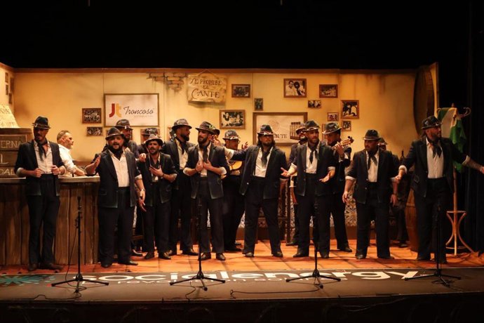 Imagen de la comparsa 'Se prohíbe el cante' durante su actuación en el Gutiérrez de Alba.