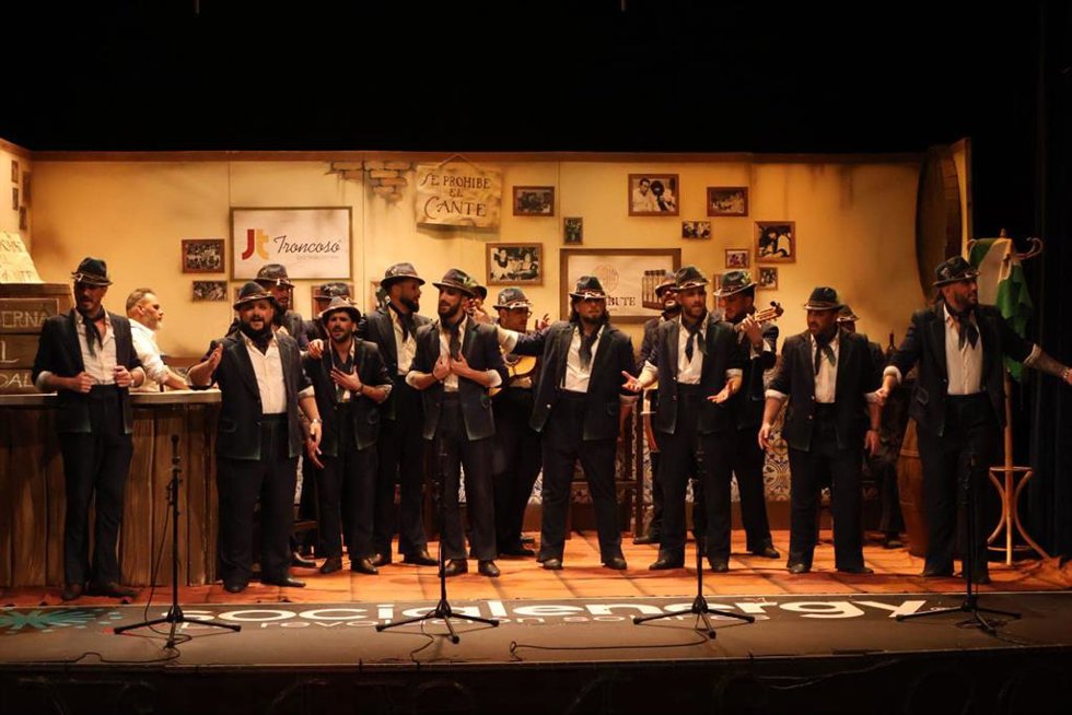 Imagen de la comparsa 'Se prohíbe el cante' durante su actuación en el Gutiérrez de Alba.