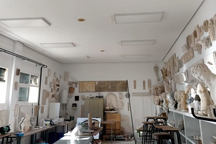 Interior de un aula de trabajo de la Escuela de Arte Dionisio Ortiz de Córdoba.