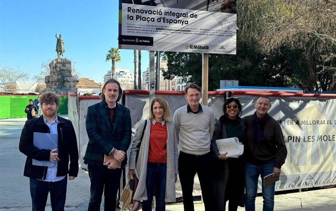 Soto, en el centro, durante la visita.