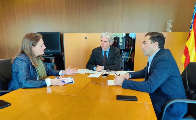 Reunión del trabajo entre el secretario autonómico de Industria, Felipe Carrasco, el director general de Energía, Manuel Argüelles, y la delegada de Redeia-Red Eléctrica en la Comunitat Valenciana, Maite Vela