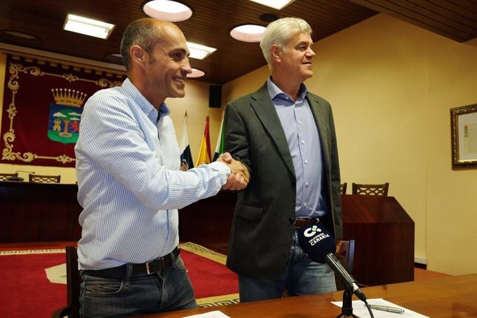 Archivo - David Cabrera y Alpidio Armas, en la firma del acuerdo