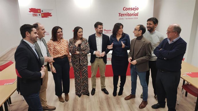 Tudaca en el centro junto a la alcaldesa de Palencia y otros responesable socialistas.