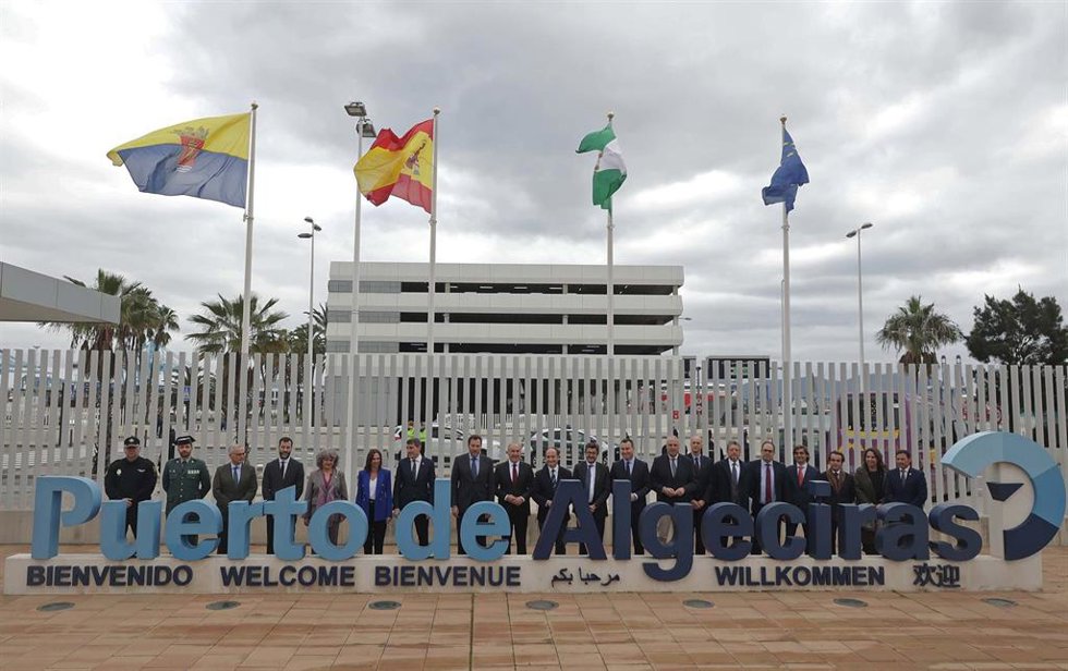 El ministro de Transportes, Óscar Puente, junto a autoridades municipales y regionales, en una foto de familia en el Puerto de Algeciras.