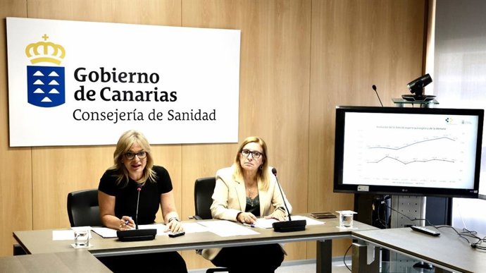 La consejera de Sanidad del Gobierno de Canarias, Esther Monzón, y la directora general de Programas Asistenciales del SCS, Antonia María Pérez