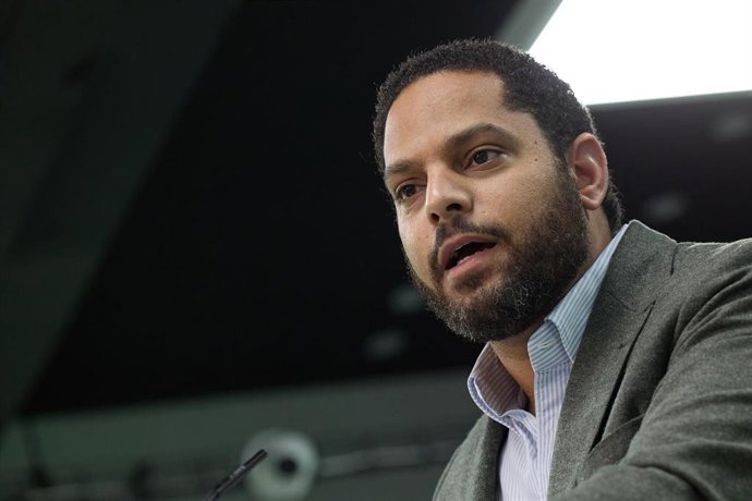 El secretario general de VOX, Ignacio Garriga, durante una rueda de prensa tras la reunión del Comité de Acción Política de VOX, en la sede Nacional de VOX, a 29 de enero de 2024, en Madrid (España). 