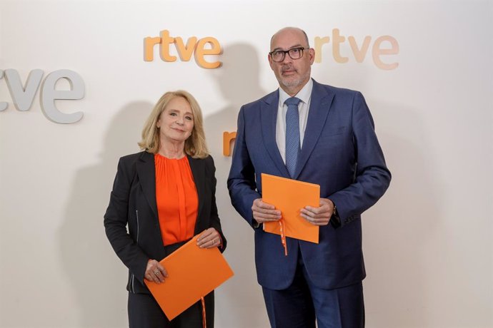 La presidenta interina de RTVE, Elena Sánchez Caballero, y el presidente de Telefónica España, Emilio Gayo.