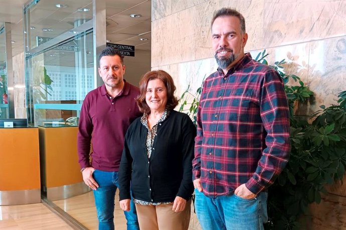 La viceconsejera de Derechos Ciudadanos, Beatriz González Prieto, con los secretarios generales de UGT Asturias, Javier Fernández Lanero y de CCOO de Asturias, José Manuel Zapico