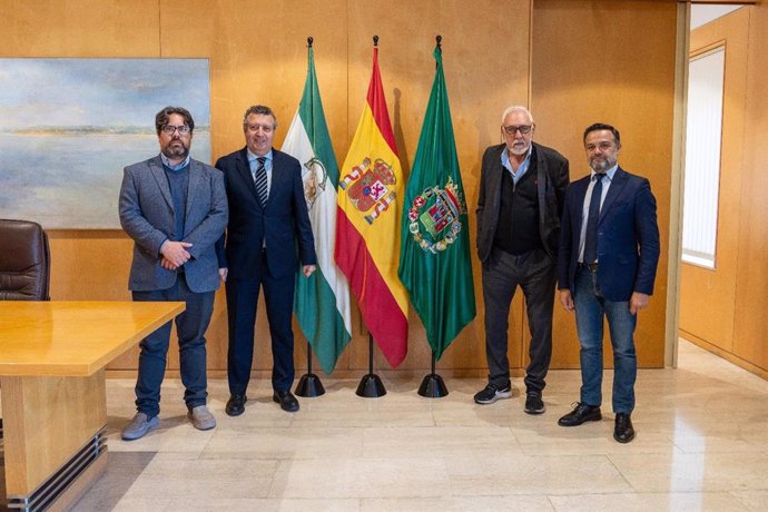 Javier Fernández y el responsable de Cooperación al Desarrollo y diputado de Empleado Público y Régimen Interior, Francisco Toajas, con los representantes de Montevideo