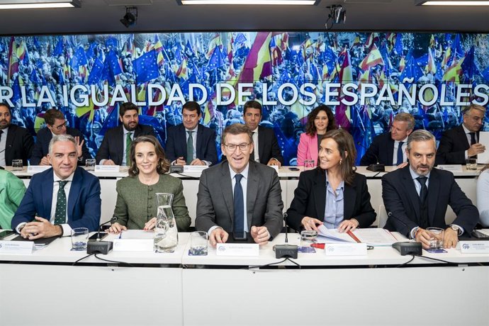 (E-D) El coordinador general del PP, Elías Bendodo; la secretria general del Partit Popular, Cuca Gamarra; el líder del PP, Alberto Núñez Feijóo; la sotssecretria d'Organització Territorial del PP, Carmen Fúnez, i el sotssecretari d'Economia del PP,