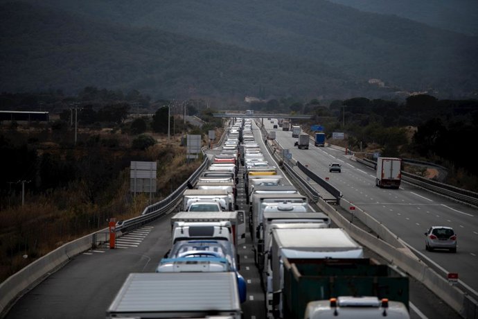 Camiones parados durante el corte de la A-9 francesa por una protesta de agricultores franceses, a 1 de febrero de 2024, en Le Boulou (Francia). Agricultores franceses han cortado hoy a mediodía el tráfico de entrada a Francia por la A-9 en Le Boulou, e