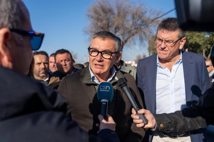 El portavoz del Grupo Parlamentario Vox en Andalucía, Manuel Gavira, atiende a los medios 