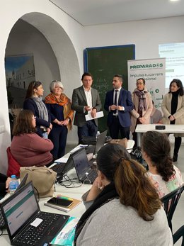 Daniel Sánchez con el alcalde de Vejer.