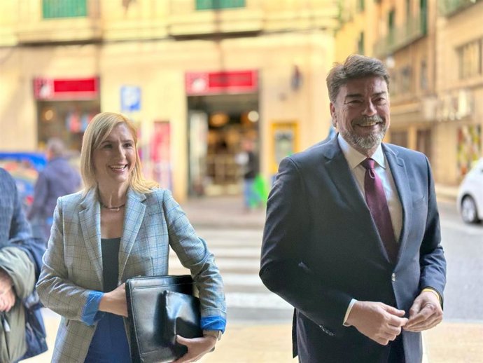 La consellera de Medio Ambiente, Agua, Infraestructuras y Territorio, Salomé Pradas, y el alcalde de Alicante, Luis Barcala.