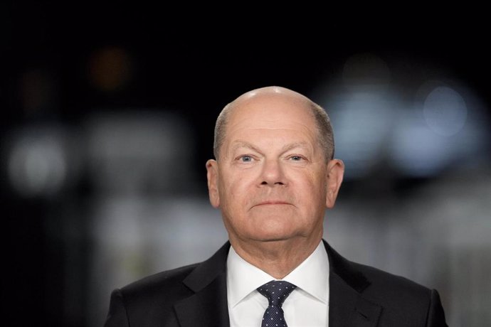 Archivo - FILED - 29 December 2023, Berlin: German Chancellor Olaf Scholz poses for a picture on the sidelines of the recording of his New Year's address in the Chancellery. Photo: Markus Schreiber/Pool AP/AP
