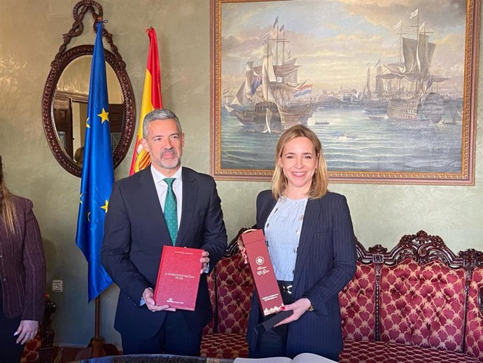 La presidenta de la Diputación de Cádiz, Almudena Martínez, y el alcalde de Rota, Javier Ruiz Arana, durante la visita institucional de la responsable provincial.