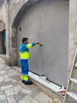 Un operario de Emaya trabajando en la limpieza de pintadas vandálicas.