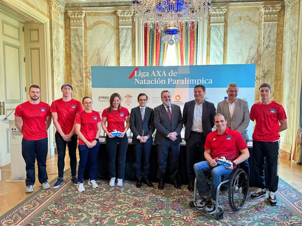 Foto de familia tras la entrega de los premios a Nuria Marqus y Toni Ponce como ganadores de la Liga AXA 2023
