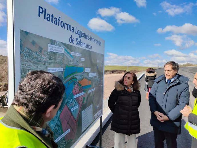 Archivo - La consejera de Movilidad y Transformación Digital de la Junta, María González Corral, y el alcalde de Salamanca, Carlos García Carbayo, en una reciente visita a la zona de la nueva Plataforma Logística Intermodal, próxima a donde se instalará