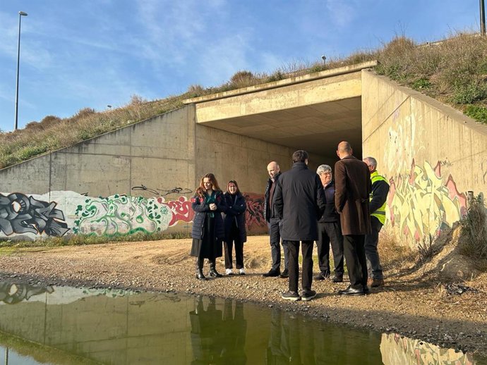 La subdelegada del Gobierno en Zaragoza, Noelia Herrero, durante su visita al barrio rural de Movera.