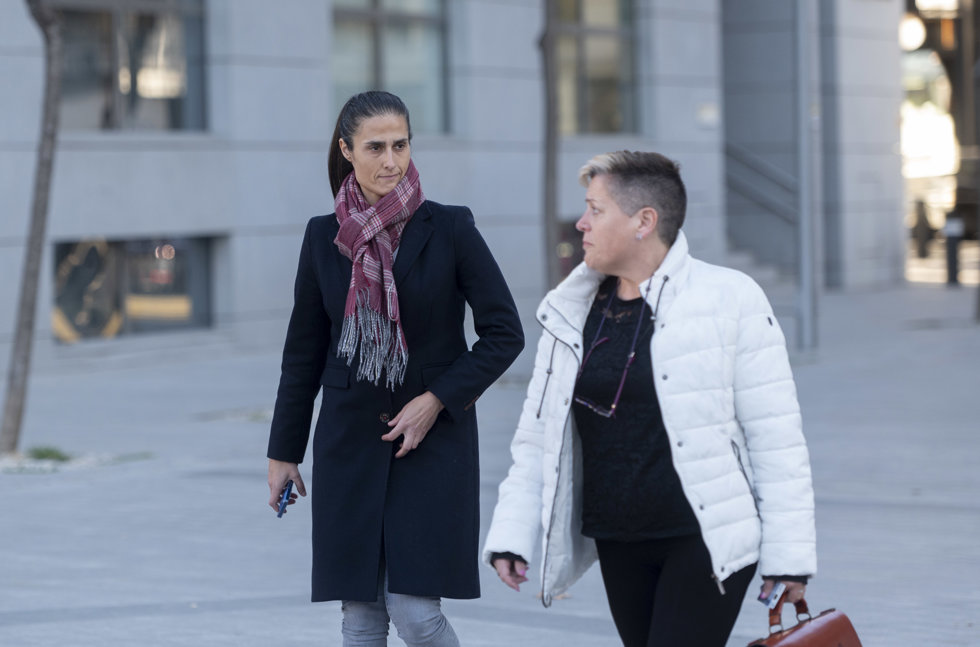 La seleccionadora femenina de fútbol, Montse Tomé (i),  a su llegada a la sede de la Audiencia Nacional de Génova, a 2 de febrero de 2024, en Madrid (España).