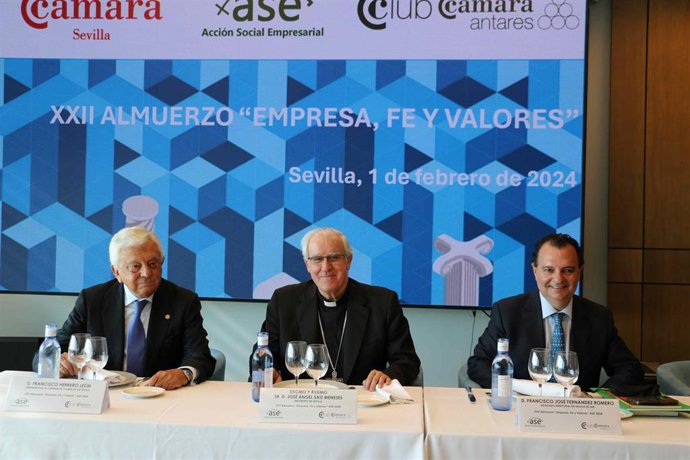 El Club Cámara Antares ha acogido el almuerzo 'Empresa, Fe y Valores', que ha organizado en colaboración con la asociación de empresarios y directivos cristianos Acción Social Empresarial, y que ha contado con el Arzobispo de Sevilla, José Ángel Saiz.