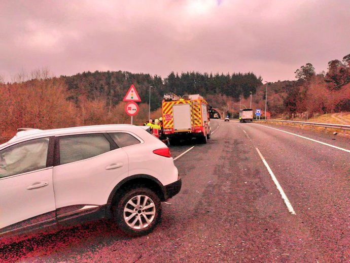 Colisión por alcance entre un turismo y un camión en la A-8.