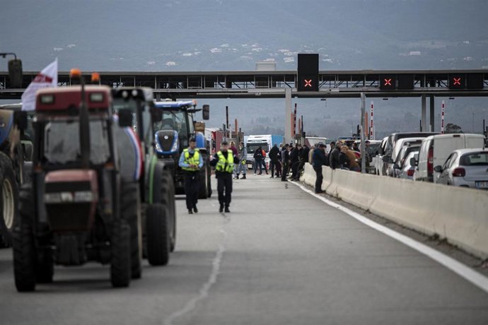 Varios tractores de agricultores franceses durante el corte de la A-9 francesa en las inmediaciones de la frontera con España, a 1 de febrero de 2024, en Le Boulou (Francia).