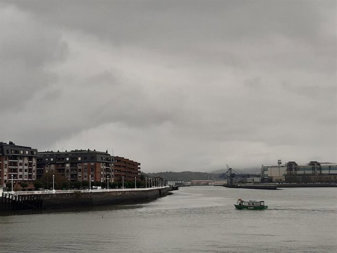 Archivo - Cielos muy nubosos sobre la ría.