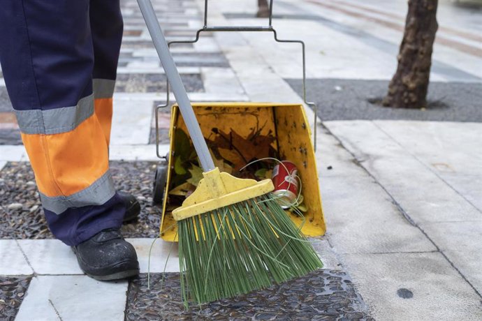 Archivo - Detalle de un operario de Lipasam realizando su trabajo en la Plaza Nueva, en foto de archivo.