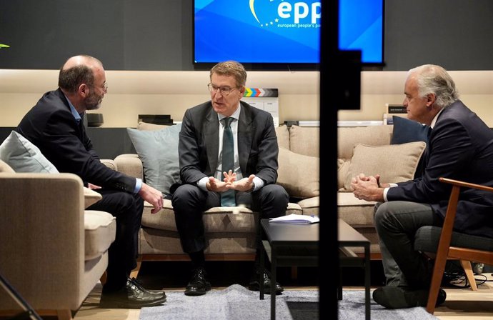 El presidente del PP, Alberto Núñez Feijóo, mantiene una reunión en Bruselas con el presidente del PPE, Manfred Weber. Les acompaña el vicesecretario de Institucional del PP, Esteban González Pons.