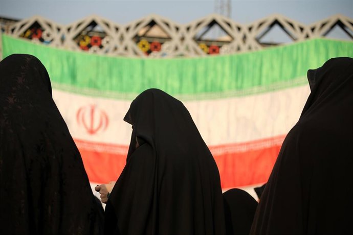 Archivo - December 29, 2022, Tehran, Tehran, Iran: three veiled women stand in front of the Iranian flag during the Dey 9 anniversary rally at Imam Hossein Square in downtown Tehran, Iran, on December 29, 2022. On 30 December 2009, pro-government rallie
