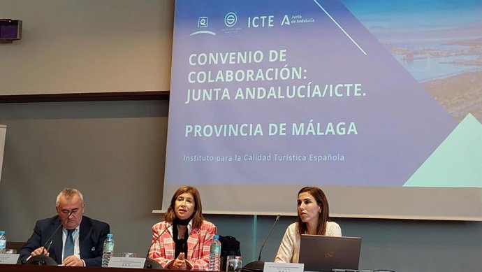 La delegada territorial de Turismo, Cultura y Deporte en Málaga, Gemma del Corral, y el director general del Instituto para la Calidad Turística Española (ICTE), Fernando Fraile, presentan el convenio suscrito entre ambas entidades