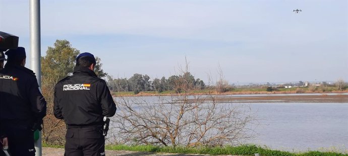 Agentes de Policía durante la búsqueda en el río Guadiana de la mujer desaparecida en Badajoz.