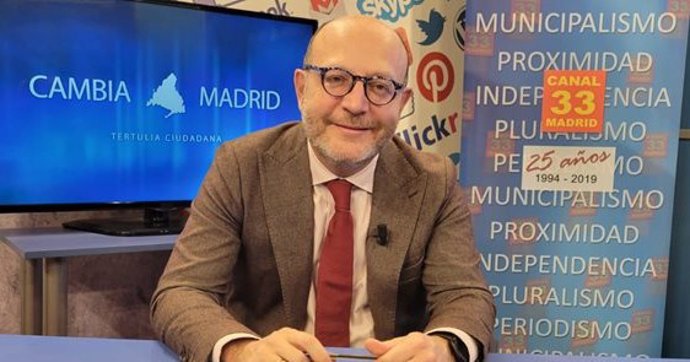 El concejal delegado de Políticas Sociales, Familia e Igualdad de Madrid, José Fernández, en una entrevista en Canal 33 TV.