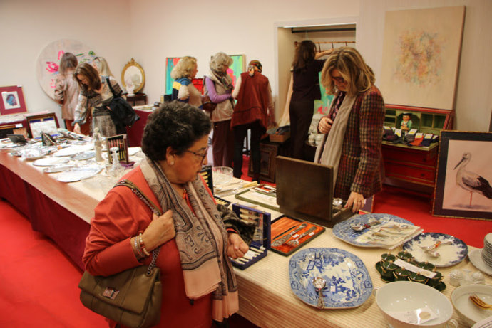 Asistentes a una edición de 'El Rastrillo' solidario.