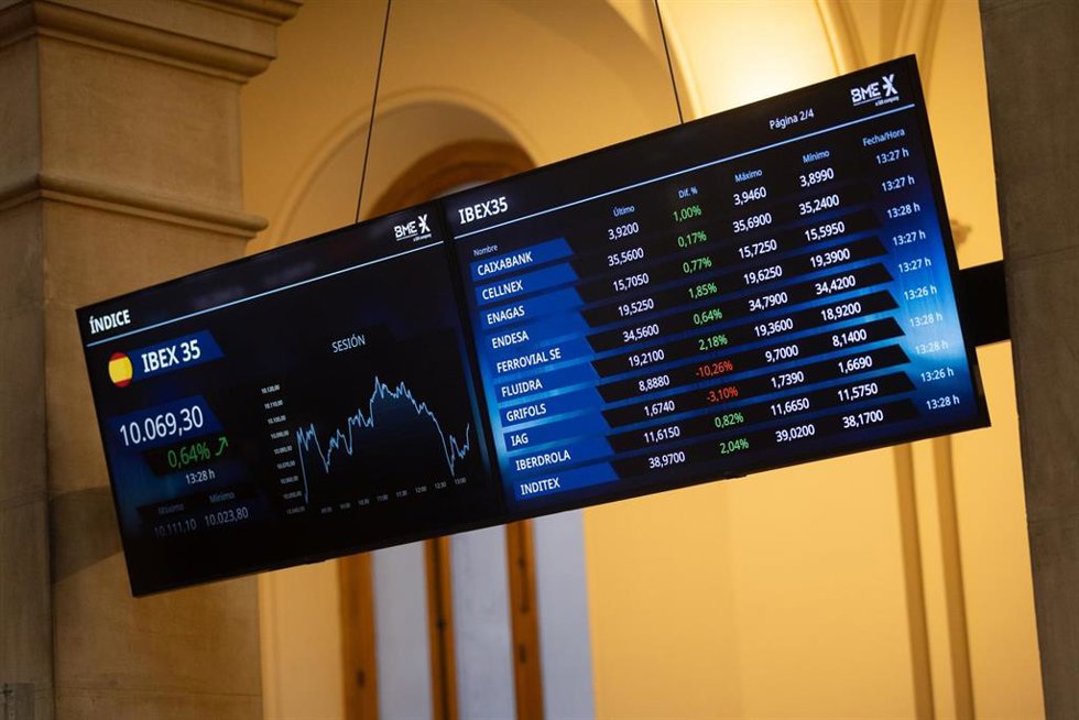 Un panel del Ibex 35, en el Palacio de la Bolsa, a 12 de enero de 2024, en Madrid (España).
