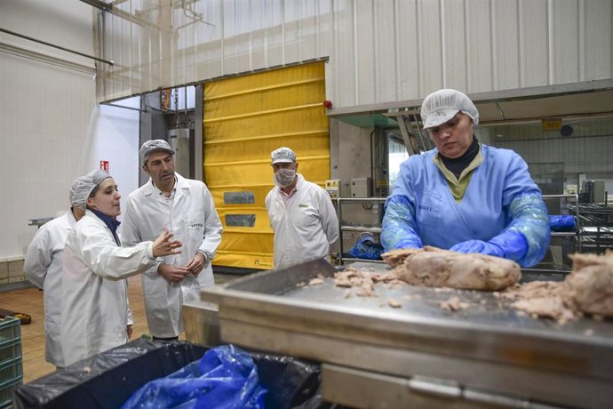 El conselleiro de Mar, Alfonso Villares, visita la conservera Friscos, en Catoira (Pontevedra)