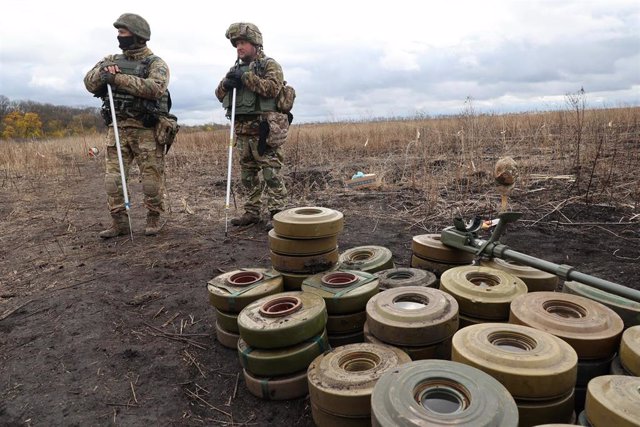 Archivo - Militares de las Fuerzas Armadas de Ucrania retiran minas desperdigadas por las tropas rusas en el marco de la invasión.