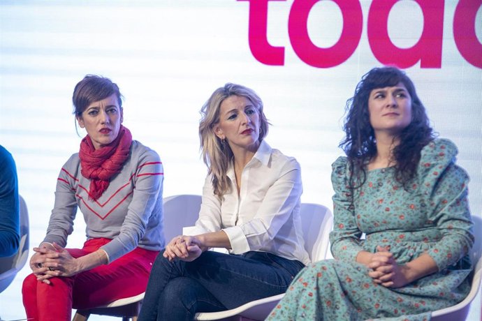 La candidata de Sumar Galicia, Marta Lois (i) y la vicepresidenta segunda, Yolanda Díaz (c), durante la puesta de largo de la candidata de Sumar Galicia, Marta Lois, en el Auditorio Mar de Vigo, a 12 de enero de 2024,, Pontevedra, Galicia (España). 