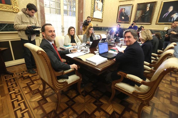 El presidente de la Cámara de baleares, Gabriel Le Senne (i), durante la reunión de la mesa del parlament balear este miércoles.